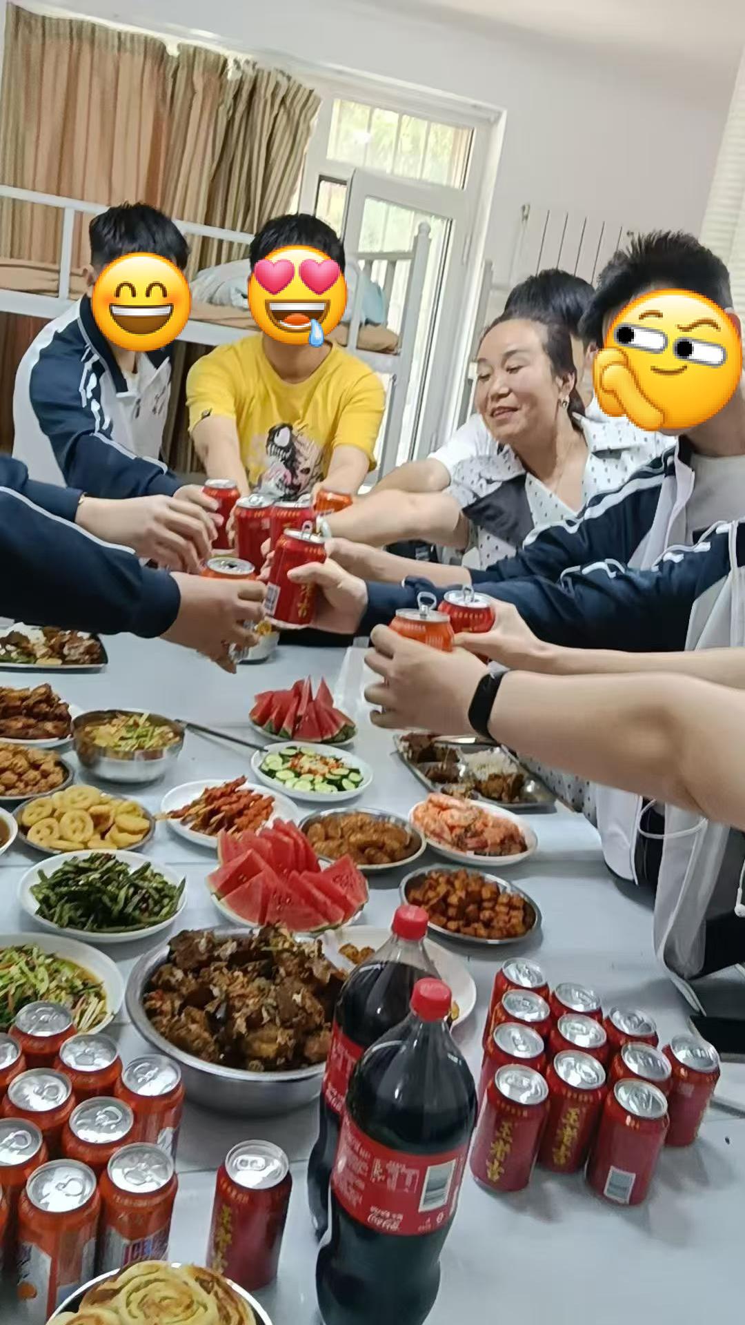同学们一起聚餐