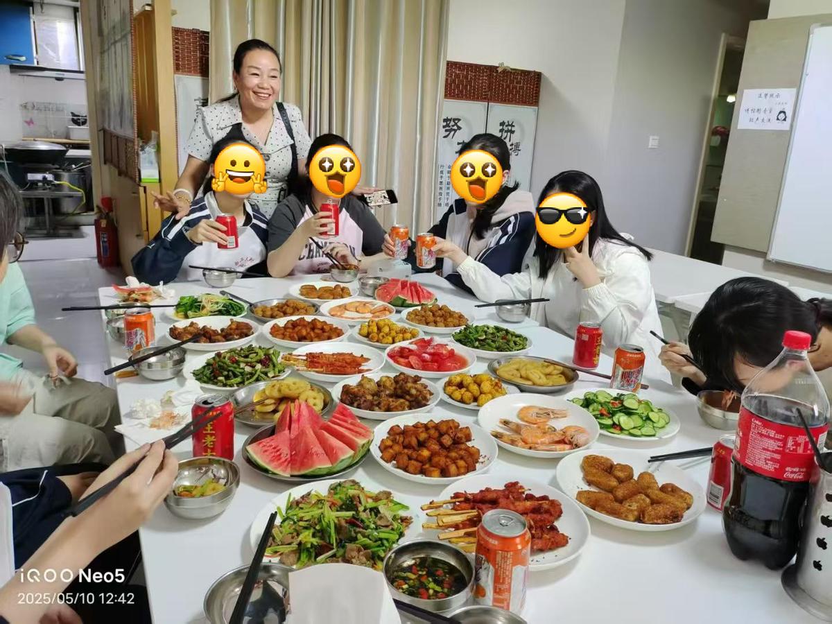 同学们一起聚餐